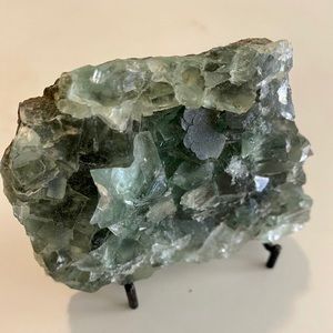 Green crystal table decor